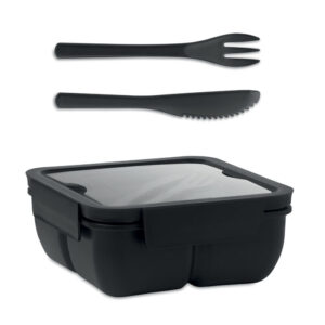 Lunchbox with logo SATURDAY Lunchbox with logo in PP with 2 compartments. Includes PP cutlery set in the lid. Capacity: 600 ml. Depending on the surface we can use embroidery, engraving, 360° imprint or screen print.