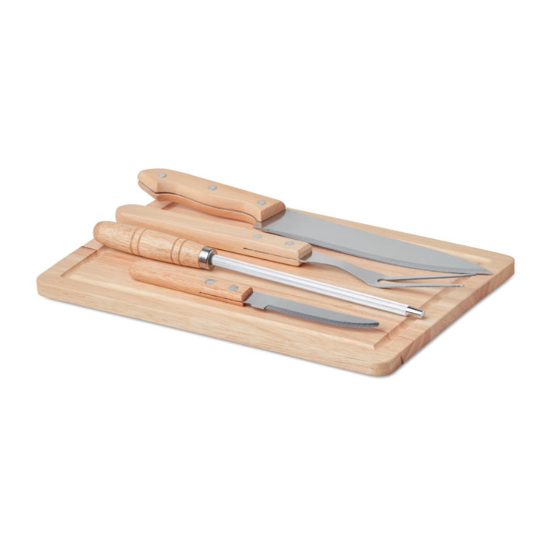 BBQ Gadget with logo GRILLE Set Set of 4 stainless steel barbecue grilling accessories with cutting board in polyester pouch. Includes a meat cleaver, knife, fork and sharpening bar. Bamboo is a natural product, there may be slight variations in color and size per item, which can affect the final decoration outcome. Available color: Black Dimensions: 36X3X24CM Width: 3 cm Length: 36 cm Height: 24 cm Volume: 3.333 cdm3 Gross Weight: 1.233 kg Net Weight: 1.113 kg Magnus Business Gifts is your partner for merchandising, gadgets or unique business gifts since 1967. Certified with Ecovadis gold 2022!