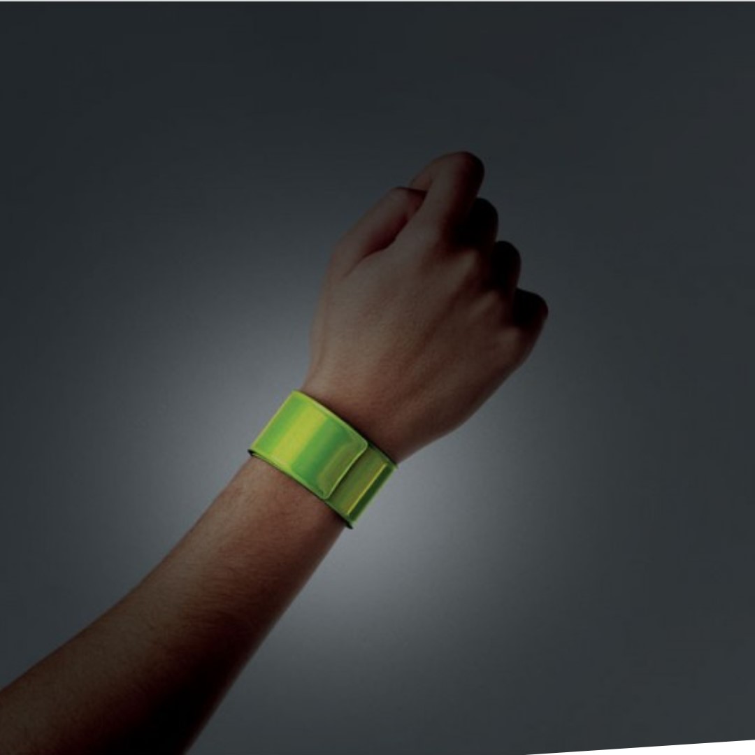 Gadget with logo Reflective arm strap ENROLLO+ Gadget with logo reflective arm strap fold-able with black velvet backing. Depending on the surface we can use embroidery, engraving, 360° imprint or screen print.