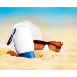 Gadget with logo Sunscreen lotion Gadget with logo 30ml sunscreen lotion with SPF25 with karabinier. Depending on the surface we can use embroidery, engraving, 360° imprint or screen print.