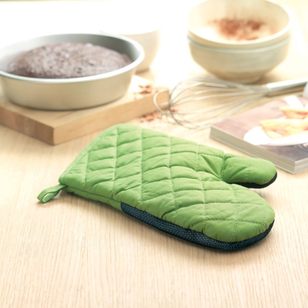 Kitchen gadget with logo Glove NEOKIT Branded with your logo to the front these soft gloves are the perfect giveaway for any food related business. Each mitten style glove is available in a choice of five trendy colors all of which feature a stitched criss cross design on one side. On the alternate side of the cotton glove is a rubberized finish to prevent burnt hands. Dimensions: 31,5X16,5X2 CM -Width: 16.5 cm -Length: 31.5 cm -Height: 2 cm -Volume: 0.86 cdm3Gross Weight: 0.089 kg -Net Weight: 0.071 kg Magnus Business Gifts is your partner for merchandising, gadgets or unique business gifts since 1967. Certified with Ecovadis gold 2022!