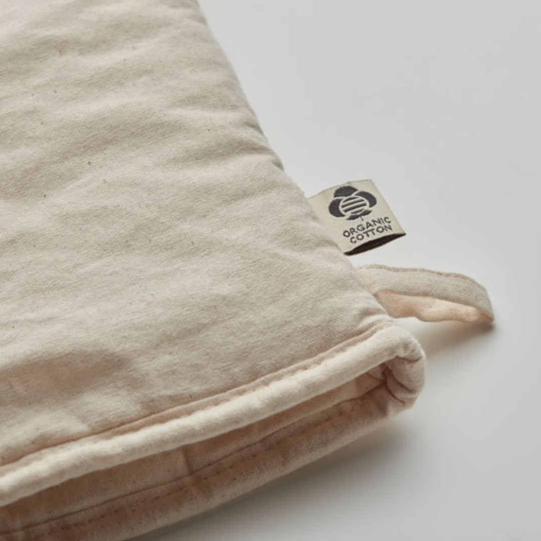 Kitchen gadget with logo Glove NEVON Branded with your logo to the front these soft gloves are the perfect giveaway for any food related business. Organic cotton kitchen oven glove. 170 gr/m². Produced under a certified standard for the use of harmful substances in textile. Magnus Business Gifts is your partner for merchandising, gadgets or unique business gifts since 1967. Certified with Ecovadis gold 2022!