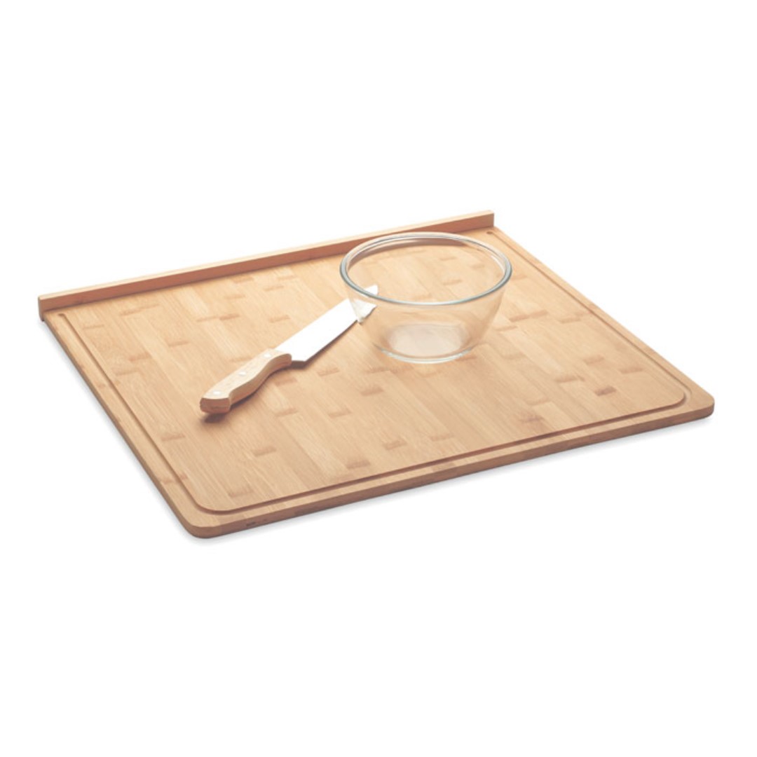 Kitchen gadget with logo KEA BOARD Large bamboo cutting board with groove. Size 38x45x1 cm. This natural looking cutting board will look great in any kitchen and is ideal for meal preparation. Whether you cook with meat or vegetables only, you can cut it all on this large board. This board fits right on the edge of your table or counter top so it will stay in place better. Bamboo is a natural product, there may be slight variations in colour and size per item, which can affect the final decoration outcome. Magnus Business Gifts is your partner for merchandising, gadgets or unique business gifts since 1967. Certified with Ecovadis gold 2022!