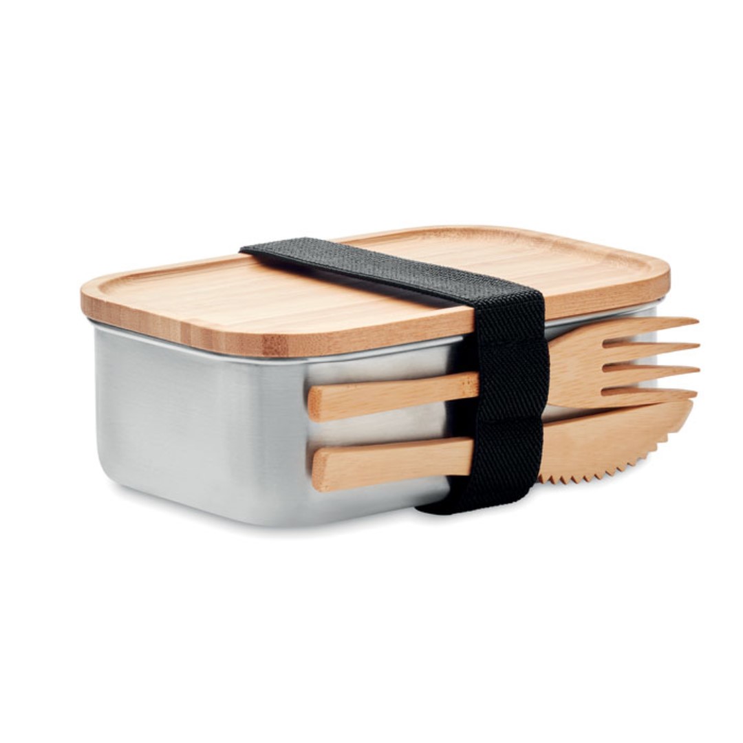 Lunchbox with logo SAVANNA Stainless Steel lunchbox with logo and bamboo lid. 2 Cutlery utensils with attachable polyester band. Capacity 600ml. Bamboo is a natural product, there may be slight variations in colour and size per item, which can affect the final decoration outcome. Depending on the surface we can use embroidery, engraving, 360° imprint or screen print.