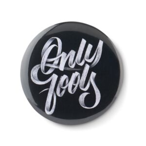 Gadget with logo Mirror. Compact mirror gadget with logo button with paper inlay. Dimensions Ø5,8 CM. Minimum order quantity 25pieces. Depending on the surface we can use embroidery, engraving, 360° imprint or screenprint.