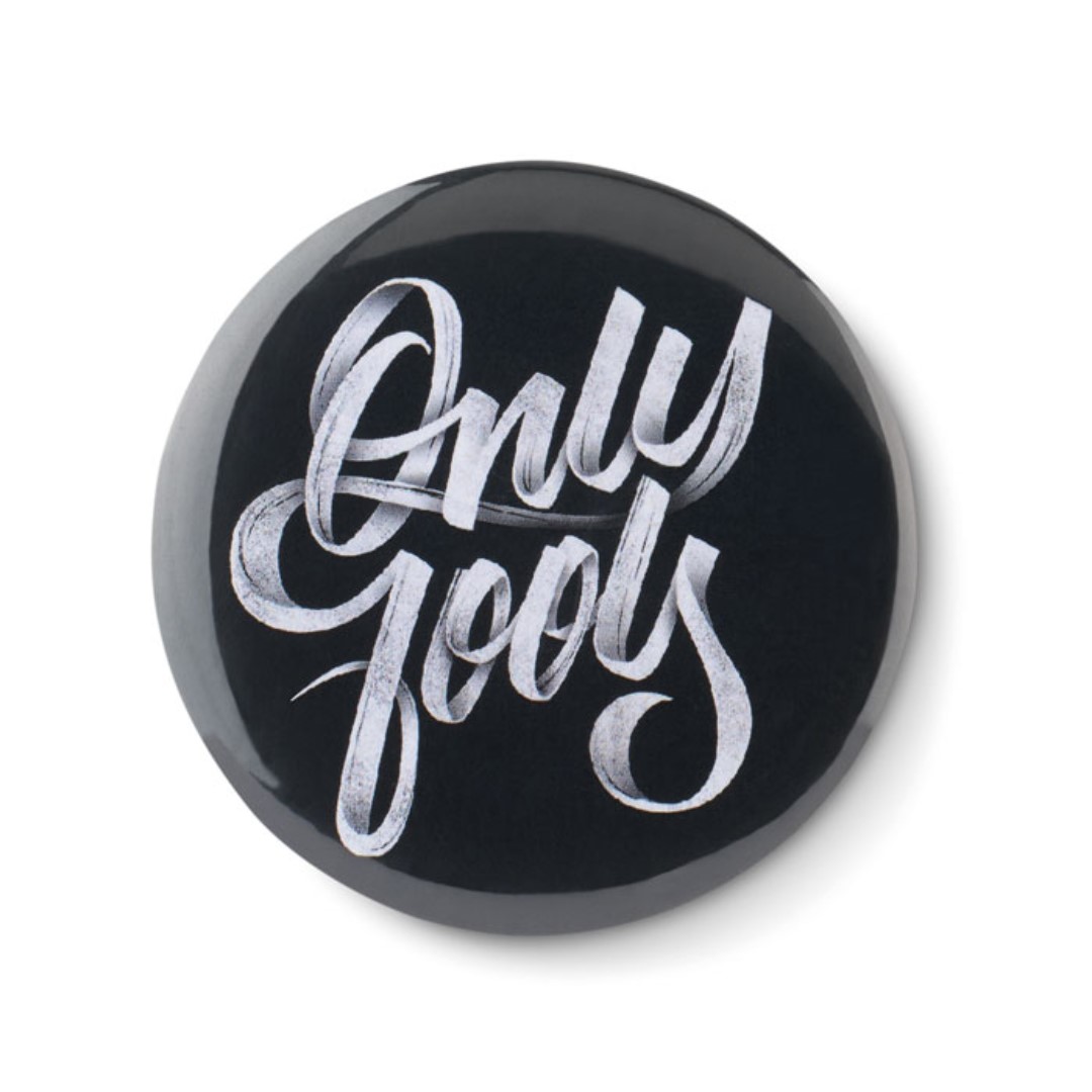 Gadget with logo Mirror. Compact mirror gadget with logo button with paper inlay. Dimensions Ø5,8 CM. Minimum order quantity 25pieces. Depending on the surface we can use embroidery, engraving, 360° imprint or screenprint.