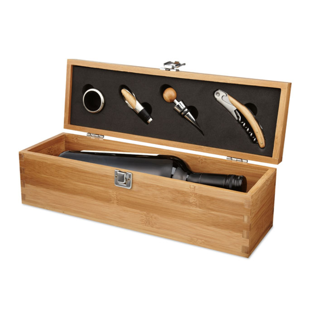 Wine accessoire with logo box set TARDOR Wine set in bamboo gift box with space for one wine bottle. Wine bottle not included. Includes bottle collar, pourer, stopper, and corkscrew. Bamboo is a natural product, there may be slight variations in colour and size per item, which can affect the final decoration outcome. Available color: Wood Dimensions: 36X11X11CM Width: 11 cm Length: 36 cm Height: 11 cm Volume: 7.696 cdm3 Gross Weight: 1.269 kg Net Weight: 0.995 kg Magnus Business Gifts is your partner for merchandising, gadgets or unique business gifts since 1967. Certified with Ecovadis gold!