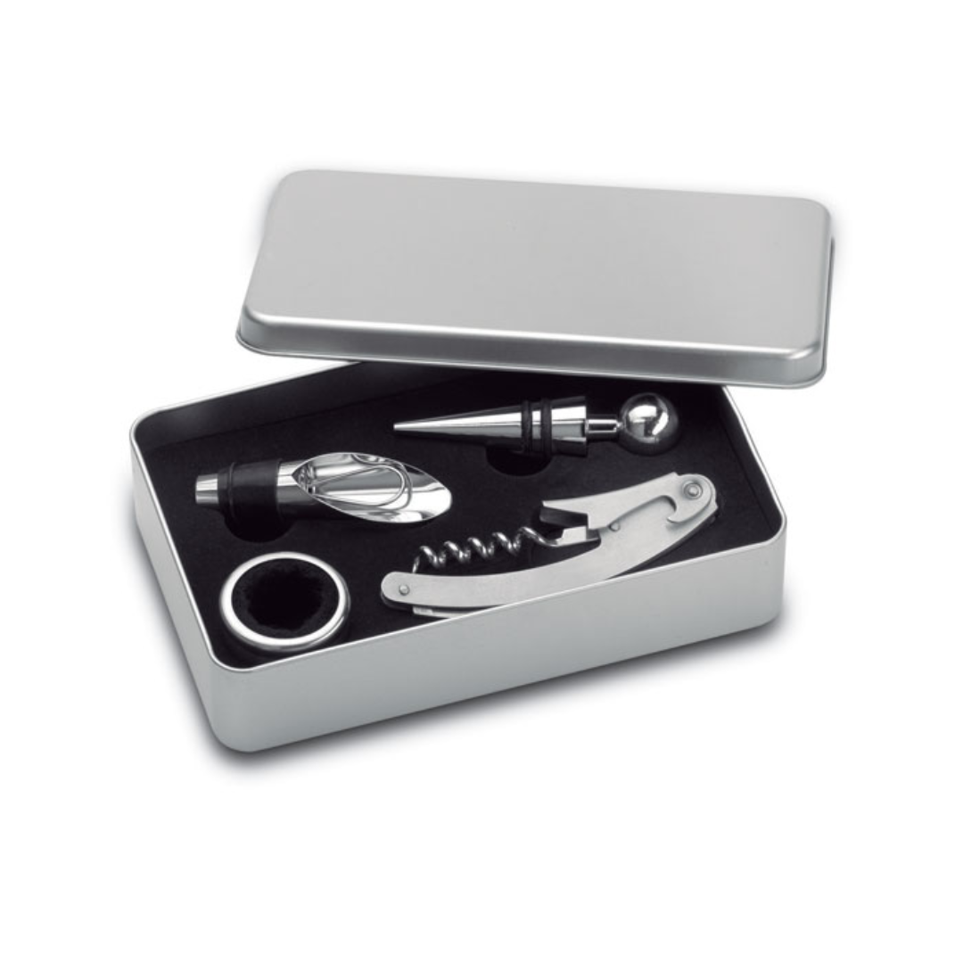 Wine accessoire with logo box set WINORY Wine set including bottle opener, stopper, pourer and anti-drip ring presented in tin box. Available color: Matt Silver Dimensions: 18X11X4 CM Width: 11 cm Length: 18 cm Height: 4 cm Volume: 1.487 cdm3 Gross Weight: 0.385 kg Net Weight: 0.298 kg Magnus Business Gifts is your partner for merchandising, gadgets or unique business gifts since 1967. Certified with Ecovadis gold!