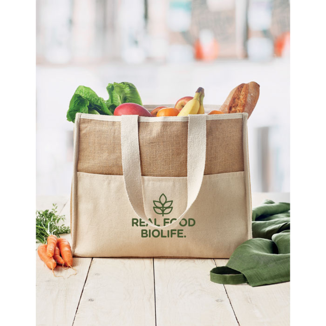 Gadget with logo Totebag CAMPO DE GELI Jute shopping and cooler bag with logo with long handles, laminated and with hookand loop closure, front with canvas pocket and cotton webbing. Available color: Beige Dimensions: 43X20X34CM Width: 20 cm Length: 43 cm Height: 34 cm Volume: 2.229 cdm3 Gross Weight: 0.364 kg Net Weight: 0.292 kg Magnus Business Gifts is your partner for merchandising, gadgets or unique business gifts since 1967. Certified with Ecovadis gold!