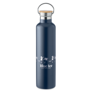 Water bottle with logo HELSINKI LARGE Double wall Stainless Steel insulating vacuum water bottle with logo with bamboo lid and carry handle. Capacity: 1L. Keep your drinks cold or hot with this insulated bottle. Bring your favourite coffee, tea or hot chocolate with you by carrying the flask by its handle. The bamboo lid gives this stainless steel flask a nice, natural touch. Available color: Dark Navy, Matt Silver, Black Dimensions: Ø8X31.5CM Height: 31.5 cm Diameter: 8 cm Volume: 3.2 cdm3 Gross Weight: 0.567 kg Net Weight: 0.469 kg Magnus Business Gifts is your partner for merchandising, gadgets or unique business gifts since 1967. Certified with Ecovadis gold!