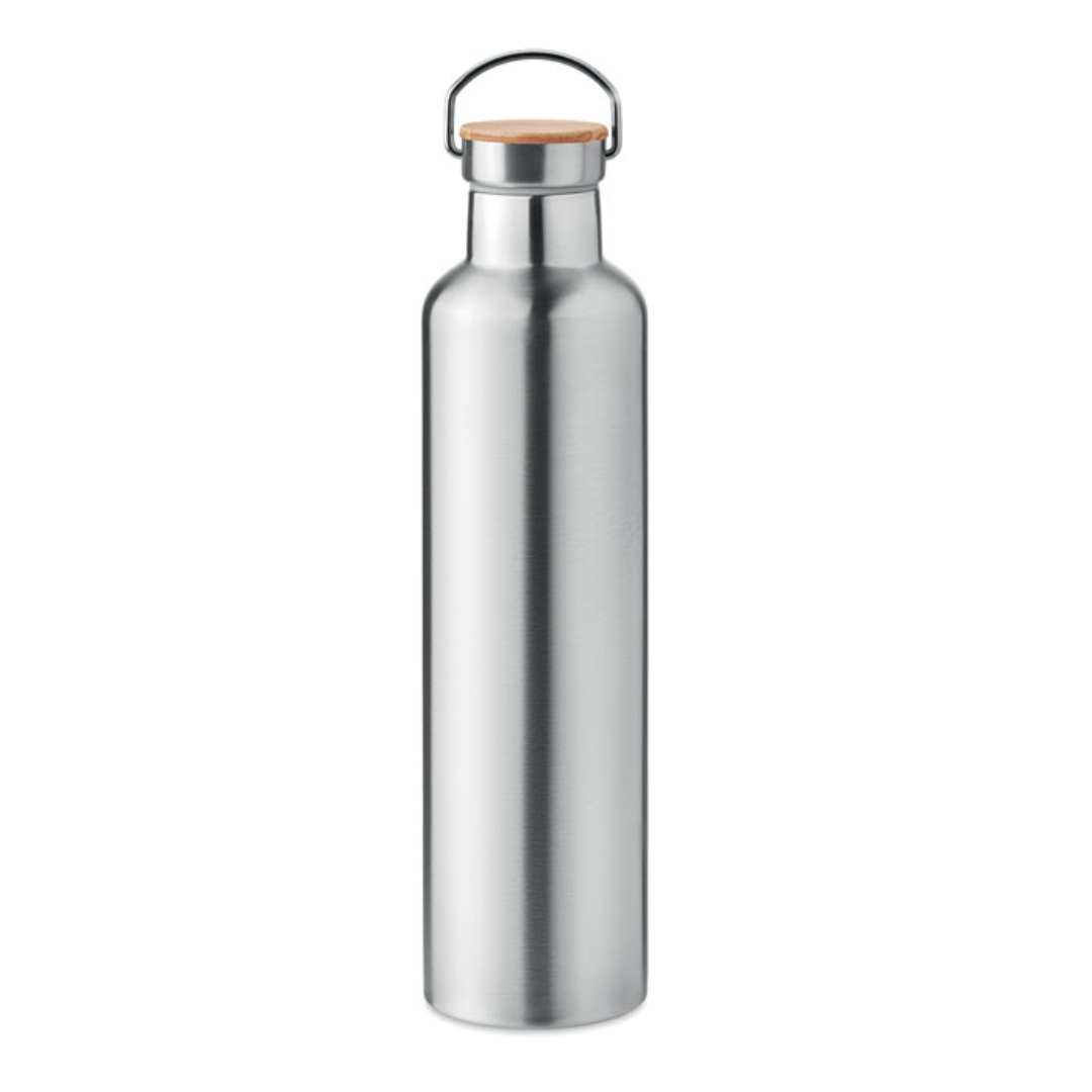 Water bottle with logo HELSINKI LARGE Double wall Stainless Steel insulating vacuum water bottle with logo with bamboo lid and carry handle. Capacity: 1L. Keep your drinks cold or hot with this insulated bottle. Bring your favourite coffee, tea or hot chocolate with you by carrying the flask by its handle. The bamboo lid gives this stainless steel flask a nice, natural touch. Available color: Dark Navy, Matt Silver, Black Dimensions: Ø8X31.5CM Height: 31.5 cm Diameter: 8 cm Volume: 3.2 cdm3 Gross Weight: 0.567 kg Net Weight: 0.469 kg Magnus Business Gifts is your partner for merchandising, gadgets or unique business gifts since 1967. Certified with Ecovadis gold!