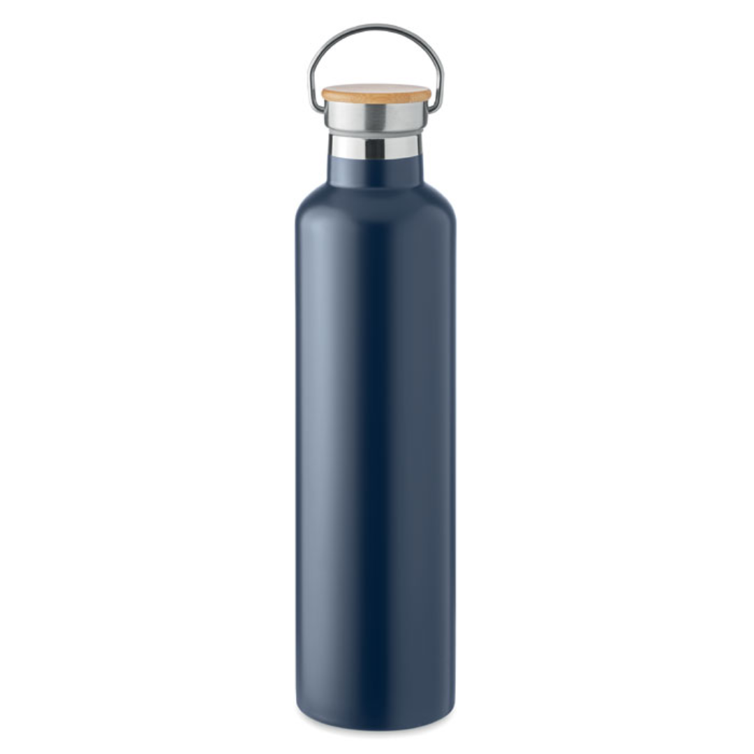 Water bottle with logo HELSINKI LARGE Double wall Stainless Steel insulating vacuum water bottle with logo with bamboo lid and carry handle. Capacity: 1L. Keep your drinks cold or hot with this insulated bottle. Bring your favourite coffee, tea or hot chocolate with you by carrying the flask by its handle. The bamboo lid gives this stainless steel flask a nice, natural touch. Available color: Dark Navy, Matt Silver, Black Dimensions: Ø8X31.5CM Height: 31.5 cm Diameter: 8 cm Volume: 3.2 cdm3 Gross Weight: 0.567 kg Net Weight: 0.469 kg Magnus Business Gifts is your partner for merchandising, gadgets or unique business gifts since 1967. Certified with Ecovadis gold!