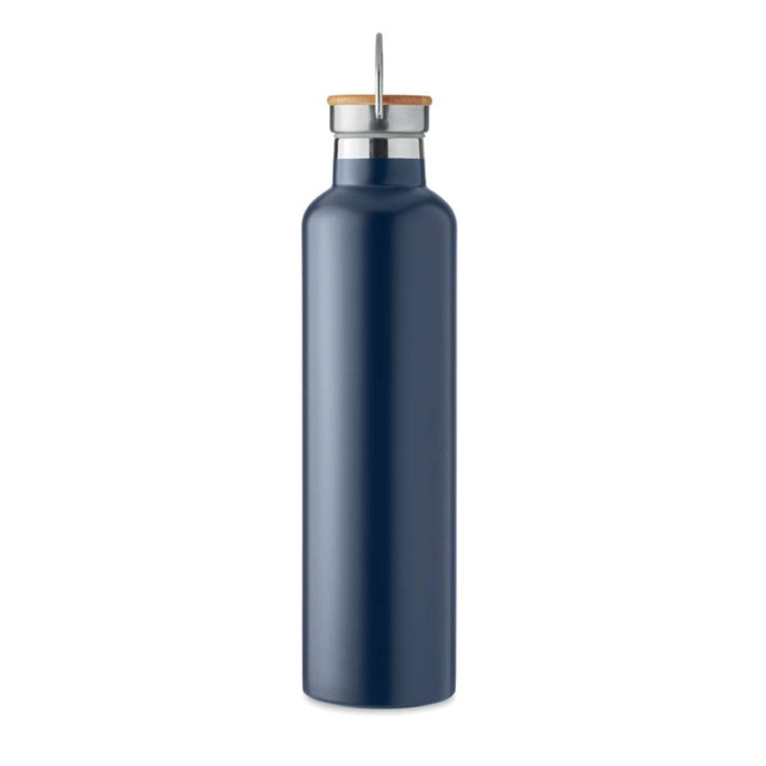 Water bottle with logo HELSINKI LARGE Double wall Stainless Steel insulating vacuum water bottle with logo with bamboo lid and carry handle. Capacity: 1L. Keep your drinks cold or hot with this insulated bottle. Bring your favourite coffee, tea or hot chocolate with you by carrying the flask by its handle. The bamboo lid gives this stainless steel flask a nice, natural touch. Available color: Dark Navy, Matt Silver, Black Dimensions: Ø8X31.5CM Height: 31.5 cm Diameter: 8 cm Volume: 3.2 cdm3 Gross Weight: 0.567 kg Net Weight: 0.469 kg Magnus Business Gifts is your partner for merchandising, gadgets or unique business gifts since 1967. Certified with Ecovadis gold!