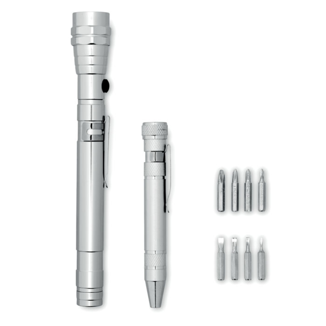 Gadget with logo Tool set STRECH-TORCH SET Tool set with logo with extendable aluminium torch with 3 LED light and aluminium multi tool pen shape. ncludes 4 slotted and 4 Philips screwdriver heads. 4 batteries LR44 included. Presented in box. Available color: Silver Dimensions: 19,5X7,5X2,6 CM Width: 7.5 cm Length: 19.5 cm Height: 2.6 cm Volume: 0.518 cdm3 Gross Weight: 0.207 kg Net Weight: 0.183 kg Magnus Business Gifts is your partner for merchandising, gadgets or unique business gifts since 1967. Certified with Ecovadis gold!