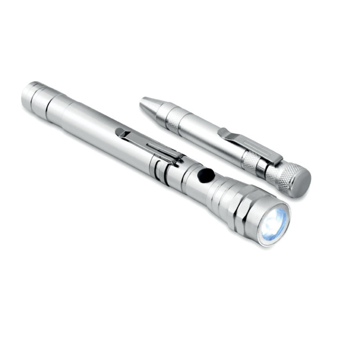 Gadget with logo Tool set STRECH-TORCH SET Tool set with logo with extendable aluminium torch with 3 LED light and aluminium multi tool pen shape. ncludes 4 slotted and 4 Philips screwdriver heads. 4 batteries LR44 included. Presented in box. Available color: Silver Dimensions: 19,5X7,5X2,6 CM Width: 7.5 cm Length: 19.5 cm Height: 2.6 cm Volume: 0.518 cdm3 Gross Weight: 0.207 kg Net Weight: 0.183 kg Magnus Business Gifts is your partner for merchandising, gadgets or unique business gifts since 1967. Certified with Ecovadis gold!