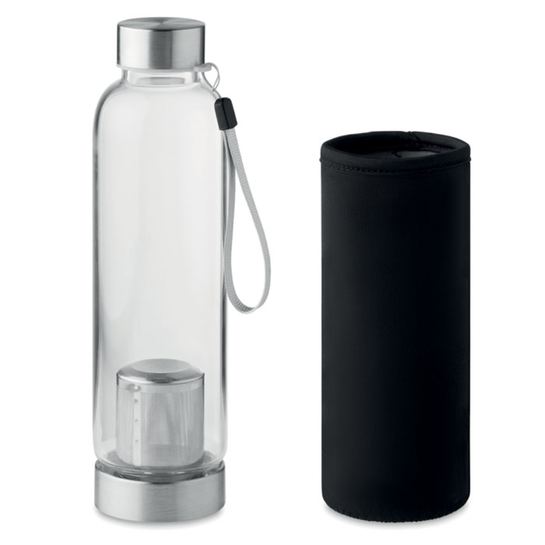 Water bottle with logo UTAH TEA Single wall in high borosilicate glass bottle with tea infuser and neoprene pouch. Not suitable for carbonated drinks. Capacity 500 ml. Leak free. Laser engraving is not possible on borosilicate glass. Available color: Black Dimensions: Ø6X24CM Height: 24 cm Diameter: 6 cm Volume: 1.723 cdm3 Gross Weight: 0.415 kg Net Weight: 0.358 kg Magnus Business Gifts is your partner for merchandising, gadgets or unique business gifts since 1967. Certified with Ecovadis gold!