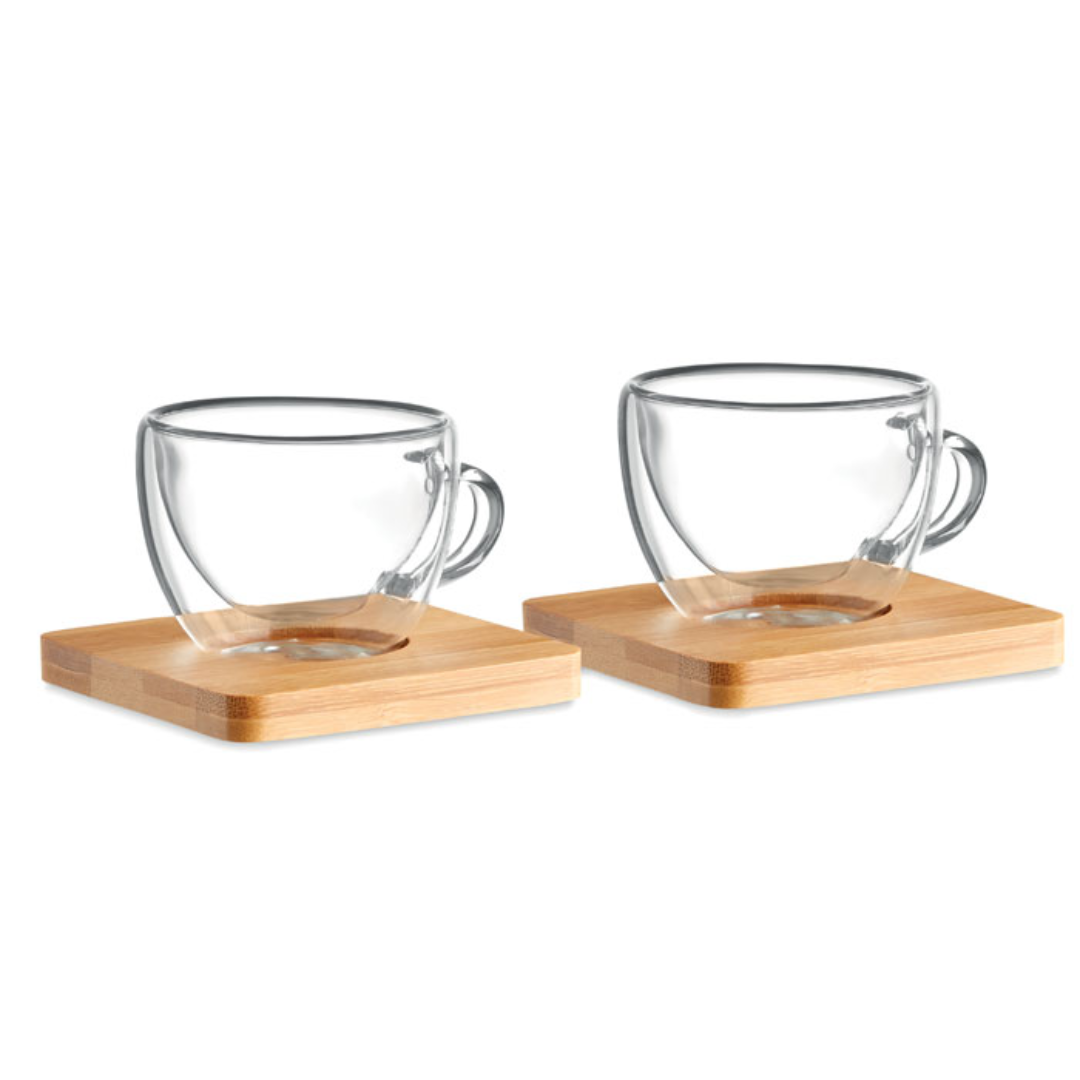 Mug with logo BELIZE Set of 2 double wall espresso glasses with bamboo saucer. Presented in Kraft paper box. Capacity 90 ml. Bamboo is a natural product, there may be slight variations in colour and size per item, which can affect the final decoration outcome. Available color: Transparent Dimensions: 18,5X9,5X6 CM Width: 9.5 cm Length: 18.5 cm Height: 6 cm Volume: 1.804 cdm3 Gross Weight: 0.341 kg Net Weight: 0.223 kg Magnus Business Gifts is your partner for merchandising, gadgets or unique business gifts since 1967. Certified with Ecovadis gold!