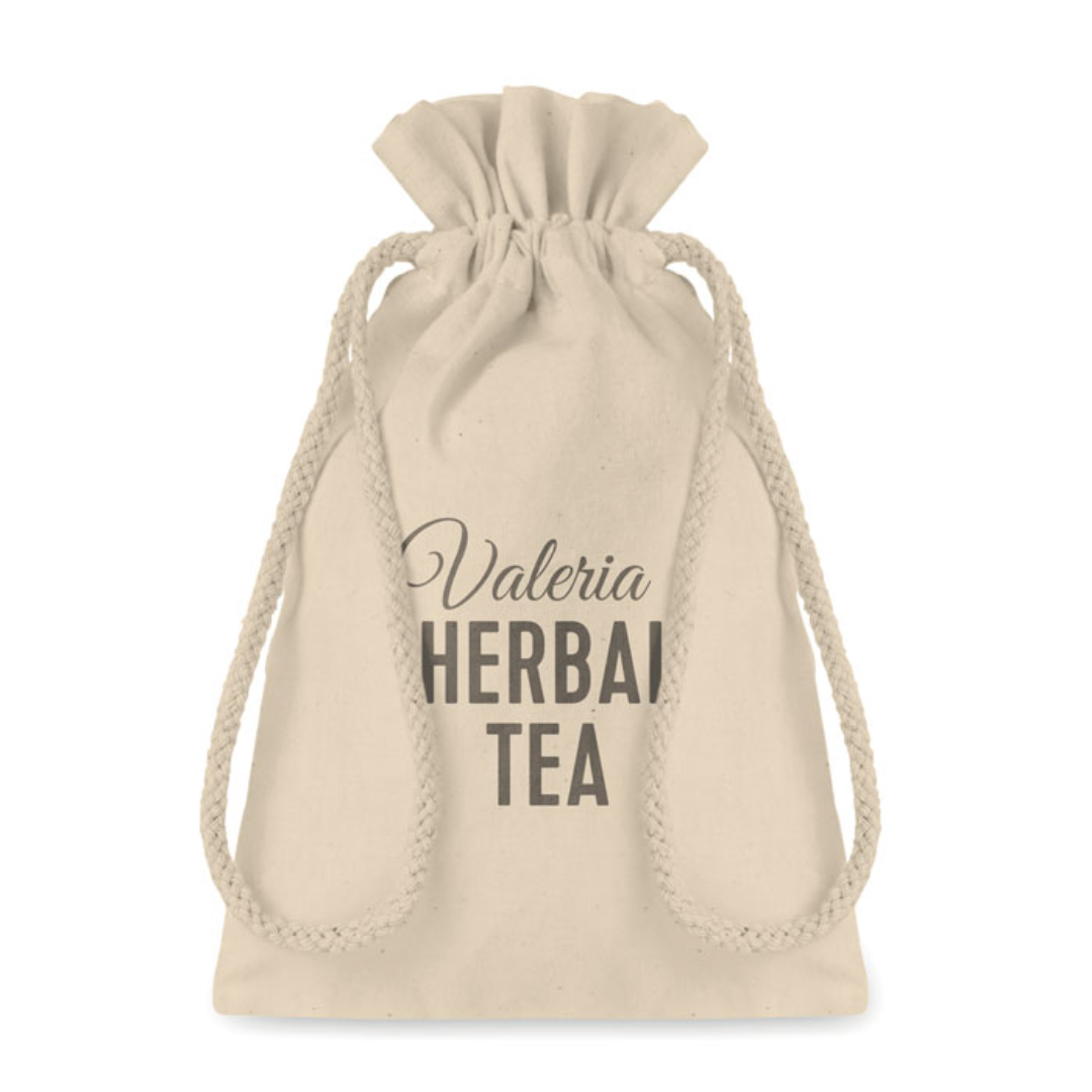 Gadget with logo Bag Beige TASKE SMALL Small gift cotton draw cord bag. Size approx. 14 x 22cm. 105 gr/m². Produced under a certified standard for the use of harmful substances in textile. Available color: Beige Dimensions: 14X22 CM Width: 22 cm Length: 14 cm Volume: 0.06 cdm3 Gross Weight: 0.014 kg Net Weight: 0.012 kg Magnus Business Gifts is your partner for merchandising, gadgets or unique business gifts since 1967. Certified with Ecovadis gold!