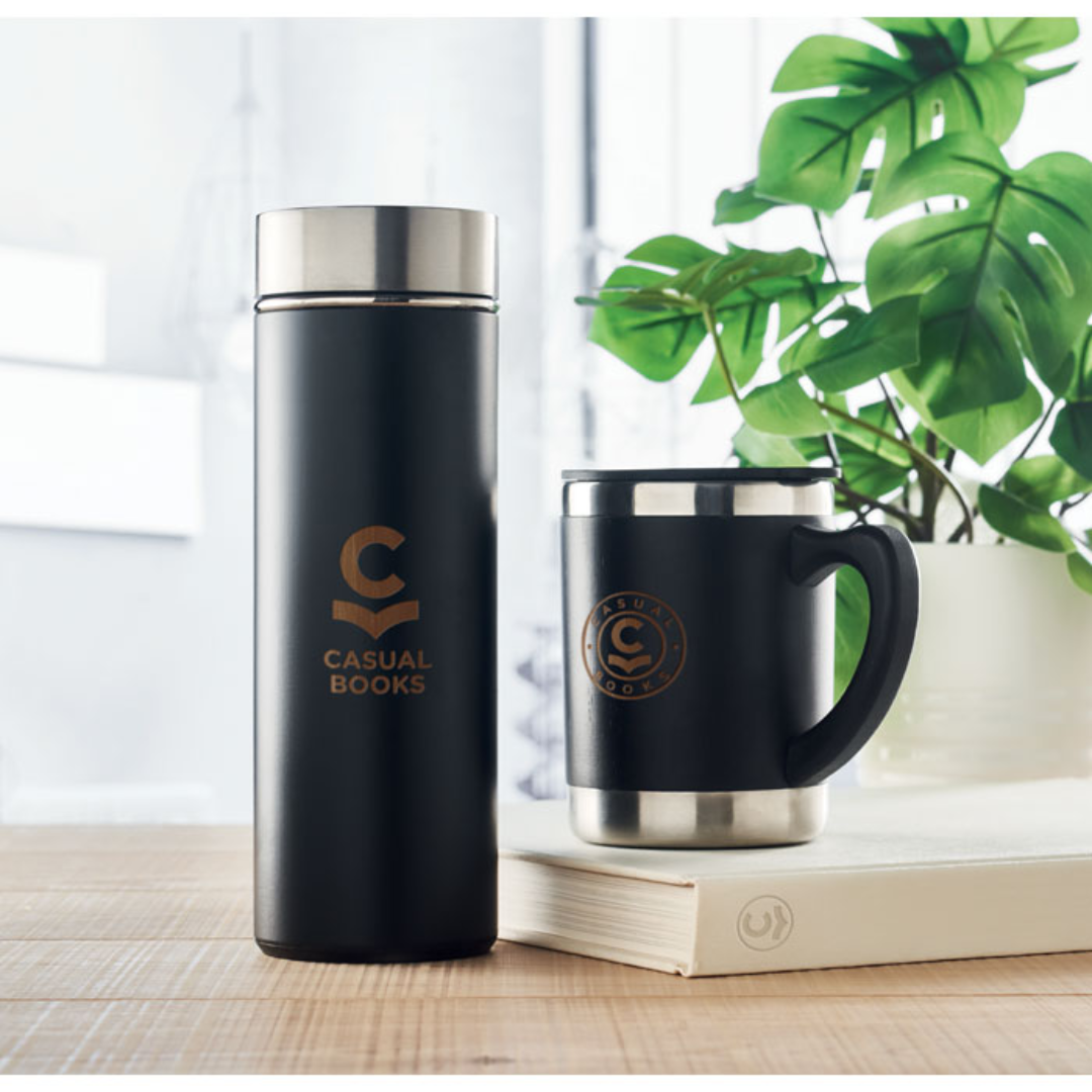 Tumbler with logo MOKKA Double wall Stainless Steel tumbler with bamboo case and moveable drink hole. Capacity 300 ml. Bamboo is a natural product, there may be slight variations in colour and size per item, which can affect the final decoration outcome. Available color: Black, Wood Dimensions: 11X10.5CM Width: 11 cm Height: 10.5 cm Volume: 1.33 cdm3 Gross Weight: 0.189 kg Net Weight: 0.165 kg Magnus Business Gifts is your partner for merchandising, gadgets or unique business gifts since 1967. Certified with Ecovadis gold!