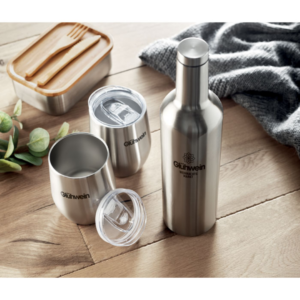 Mug with logo CHIN SET Set of stainless steel double walled bottle (750ml capacity) with 2 stainless steel double walled mugs (350ml capacity). Leak free. Magnus Business Gifts is your partner for merchandising, gadgets or unique business gifts since 1967. Certified with Ecovadis gold!