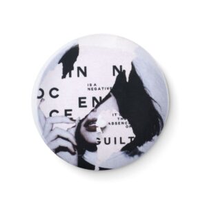 Gadget with logo Small pin. Small button pin with logo and paper inlay. Ø4,4 CM. Minimum order quantity 25 pieces. Depending on the surface we can use embroidery, engraving, 360° imprint or screenprint.