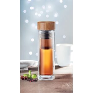Thermos with logo Glass Thermos with logo with double wall in high silicate glass. With bamboo lid with tea infuser. Capacity: 420 ml. Bamboo is a natural product, there may be slight variations in color and size per item, which can affect the final decoration outcome. Leak free. Laser engraving is not possible. Depending on the surface we can use embroidery, engraving, 360° imprint or screen print. Magnus Business Gifts anticipated on what society expects today: focus on corporate social responsibility. Combined with our top service, if required, without extra service for low budget solutions. Magnus Business Gifts is your partner for merchandising, gadgets or unique business gifts since 1967. Certified with Ecovadis gold 2022!
