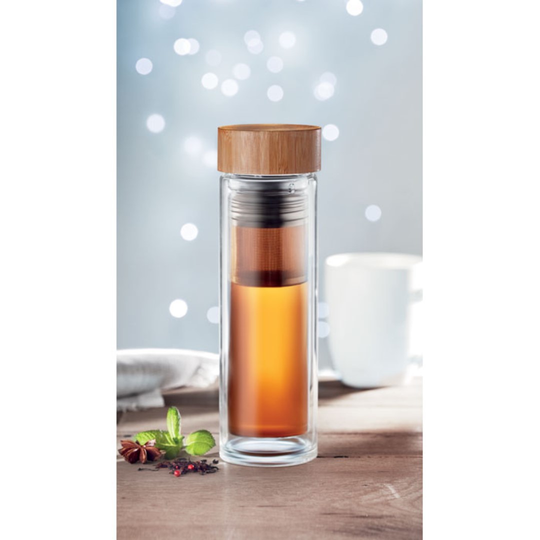 Thermos with logo Glass Thermos with logo with double wall in high silicate glass. With bamboo lid with tea infuser. Capacity: 420 ml. Bamboo is a natural product, there may be slight variations in color and size per item, which can affect the final decoration outcome. Leak free. Laser engraving is not possible. Depending on the surface we can use embroidery, engraving, 360° imprint or screen print. Magnus Business Gifts anticipated on what society expects today: focus on corporate social responsibility. Combined with our top service, if required, without extra service for low budget solutions. Magnus Business Gifts is your partner for merchandising, gadgets or unique business gifts since 1967. Certified with Ecovadis gold 2022!
