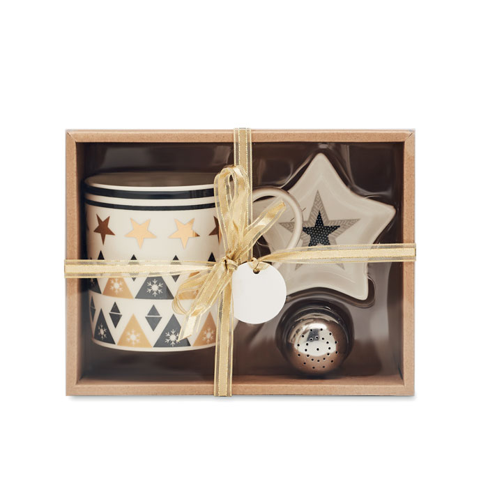 Christmas gadget with logo ceramic mug set UNIQUE Ceramic mug set including mug, tea filter and mini plate. Presented in carton box with PVC sleeve and cord with label. Available color: Multicolor Dimensions: 21X15X9,5 CM Width: 15 cm Length: 21 cm Height: 9.5 cm Volume: 3.178 cdm3 Gross Weight: 0.498 kg Net Weight: 0.385 kg Magnus Business Gifts is your partner for merchandising, gadgets or unique business gifts since 1967. Certified with Ecovadis gold!