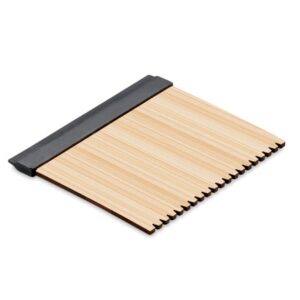 Gadget with logo ice scraper SCRATCHY Gadget with logo ice scraper in bamboo. With one soft rubber serrated and squeegee edge. Depending on the surface we can use embroidery, engraving, 360° imprint or screen print.