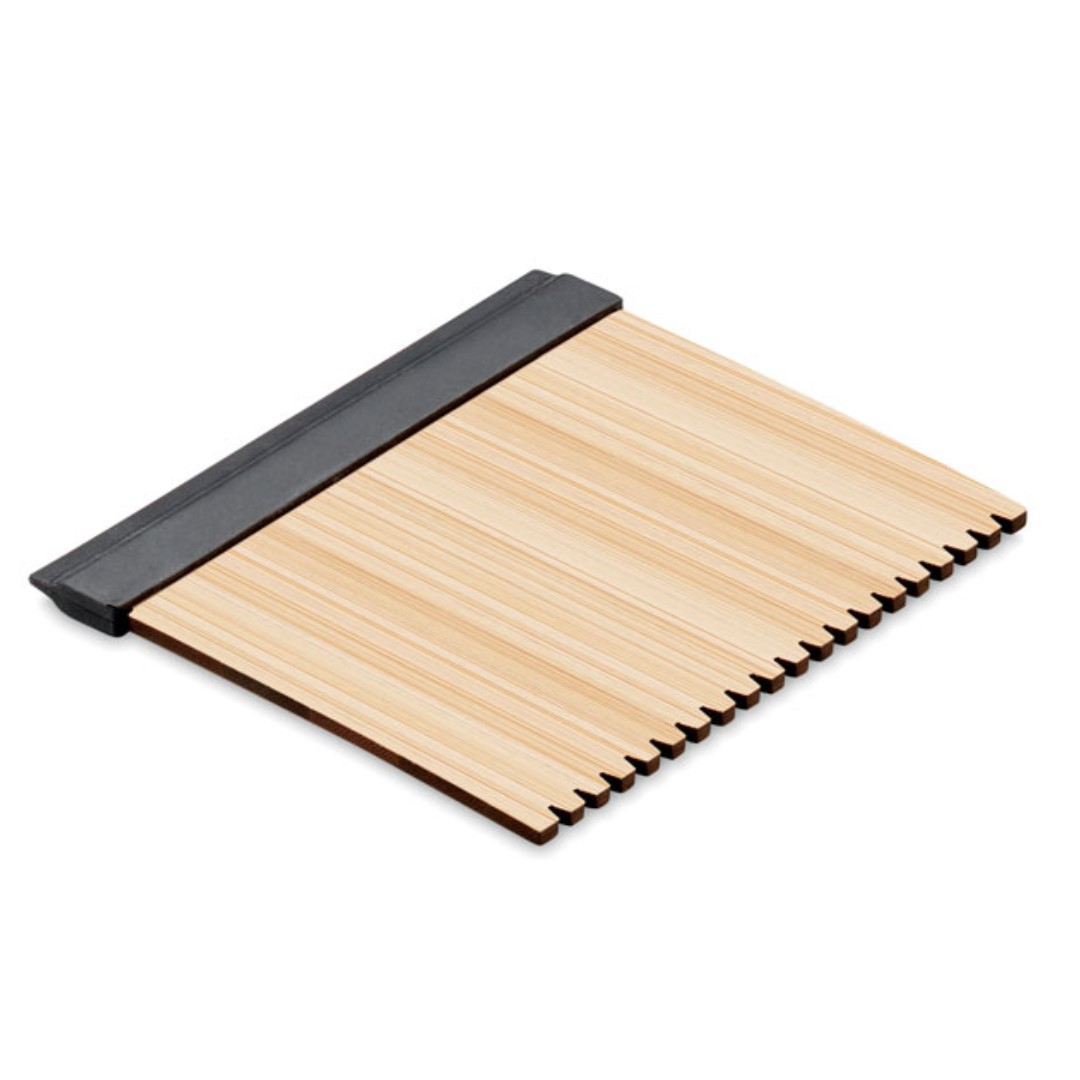 Gadget with logo ice scraper SCRATCHY Gadget with logo ice scraper in bamboo. With one soft rubber serrated and squeegee edge. Depending on the surface we can use embroidery, engraving, 360° imprint or screen print.