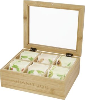 Gadget with logo bamboo tea box Ocre Gadget with logo Bamboo tea box with transparent lid. Features 6 equally divided compartments to hold up to 36 tea bags. Available color: Natural The glass comes with a protective film on both sides, to prevent scratches, which can be easily removed before use. Length: 22 cm Width: 18 cm Height: 7,5 cm Material: Bamboo, Acrylic Depending on the surface we can use embroidery, engraving, 360° imprint or screen print.
