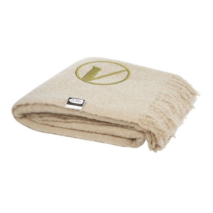 Gadget with logo PLAID blanket Ivy Gadget with logo Ultra-soft RPET mohair plaid, wrapped with a 190T RPET ribbon. Packed in a recycled poly bag. Fringes length: 10 cm on each side. Ribbon size: 72 cm x 4 cm. 100% Recycled Polyester, 215 g/m2, 190T of 100% Recycled Polyester. Available colors: Beige, Light Grey Depending on the surface we can use embroidery, engraving, 360° imprint or screen print.