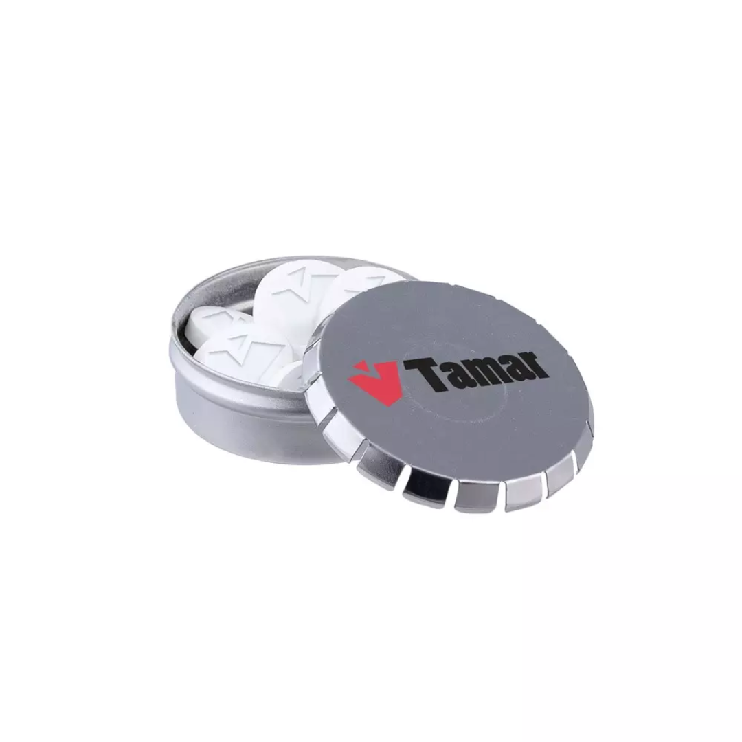 Mints with logo in Tin box Need a unique peppermint with logo? Then order our classic mini clic clac tin filled with fresh Dutch peppermint, individually sealed and provided with an ingredient sticker. Tin with approx. 23 grams. Available in various colours. Available color: Red, Blue, Gray, Silver, White, Black Magnus Business Gifts is your partner for merchandising, gadgets or unique business gifts since 1967. Certified with Ecovadis gold!