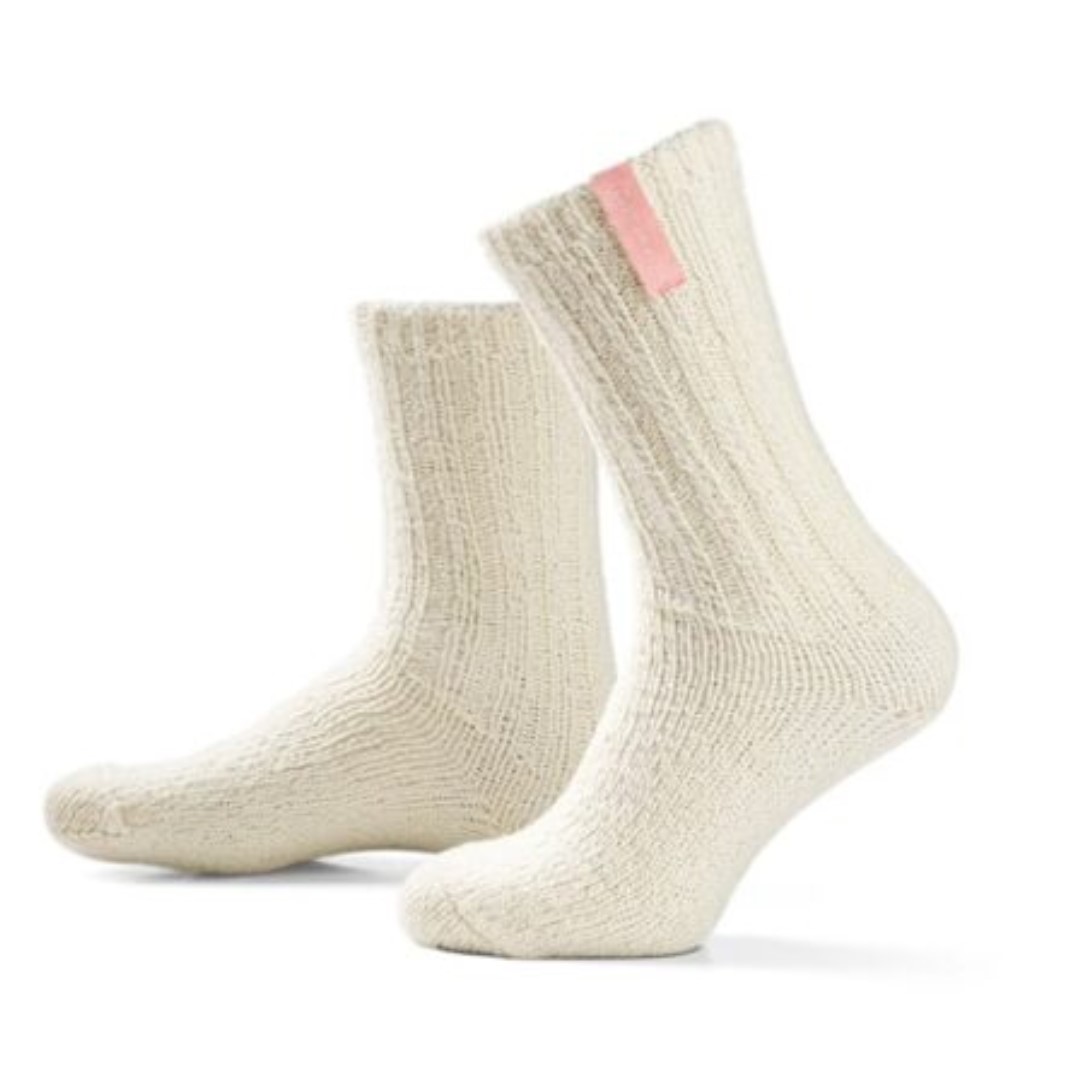White wool sleep socks with logo White wool sleep socks with logo have excellent temperature regulating qualities and are highly breathable. Due to the unique elasticity of our wool, these socks will never feel tight, and does it not intervene with your blood circulation. Your feet stay comfortable and pleasantly warm during the night so that you can enjoy an undisturbed, and well-earned, night’s sleep. Available in a one-size-fits-almost-all-ladies in size 37-41. 100% itch free wear comfort! Knitted from 60% high-quality sheep wool from New Zealand and 40% elastic Polyamide.