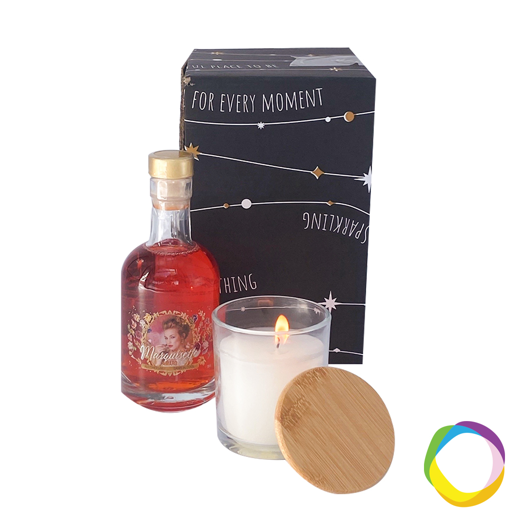 Gift box Zen Moment???? A gift box for every occasion that is sure to impress! This box contains Marquisette Amaro & a white vanilla candle in a glass container with bamboo lid. Marquisette is a premium non-alcoholic spritz, based on orange peel, gentian root and herbs. Delicious on the rocks or in combination with a mild tonic or fruit juice! Bamboo is a natural material, so the color and dimensions may vary per item. 20 Burning hours. Magnus Business Gifts is your partner for merchandising, gadgets or unique business gifts since 1967. Certified with Ecovadis gold!