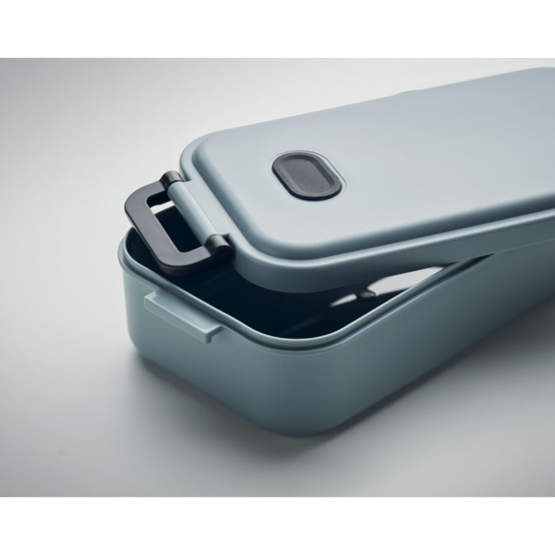 Gadget with logo lunch box Indus Gadget with logo recycled PP lunch box with airtight lid, silicone valve and two side buckles. Capacity: 800 ml. Dishwasher safe. Available colors: 2x Bleu, white, grey and black. Magnus Business Gifts is your partner for merchandising, gadgets or unique business gifts since 1967. Certified with Ecovadis gold!