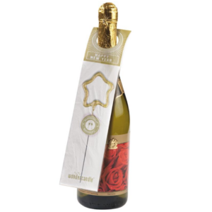Gadget Wonder candle Bottle Hang this wonder candle on a bottle that for extra fun at various events. Color: Gold, White Material: Paper, Plastic Dimensions: 28 x 6,5 x 0,1 CM Package: EAN Sticker Magnus Business Gifts is your partner for merchandising, gadgets or unique business gifts since 1967. Certified with Ecovadis gold!