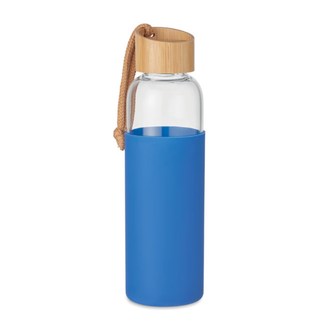 Water bottle with logo CHAI Gadget water bottle with logo in glass with silicone pouch. Bamboo lid with cotton wrist loop. Not suitable for carbonated drinks. Leak free. Capacity: 500 ml. Magnus Business Gifts is your partner for merchandising, gadgets or unique business gifts since 1967. Certified with Ecovadis gold!