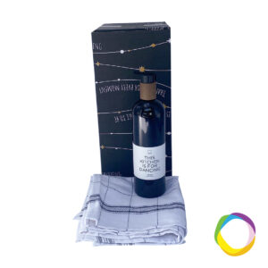 Gift box Dish-washing set ❤ This box contains dish-washing liquid and 2 kitchen towels made from recycled material. Quote printed on the bottle: This kitchen is made for dancing gift package. Your logo can be printed on the towel. Magnus Business Gifts is your partner for merchandising, gadgets or unique business gifts since 1967. Certified with Ecovadis gold!