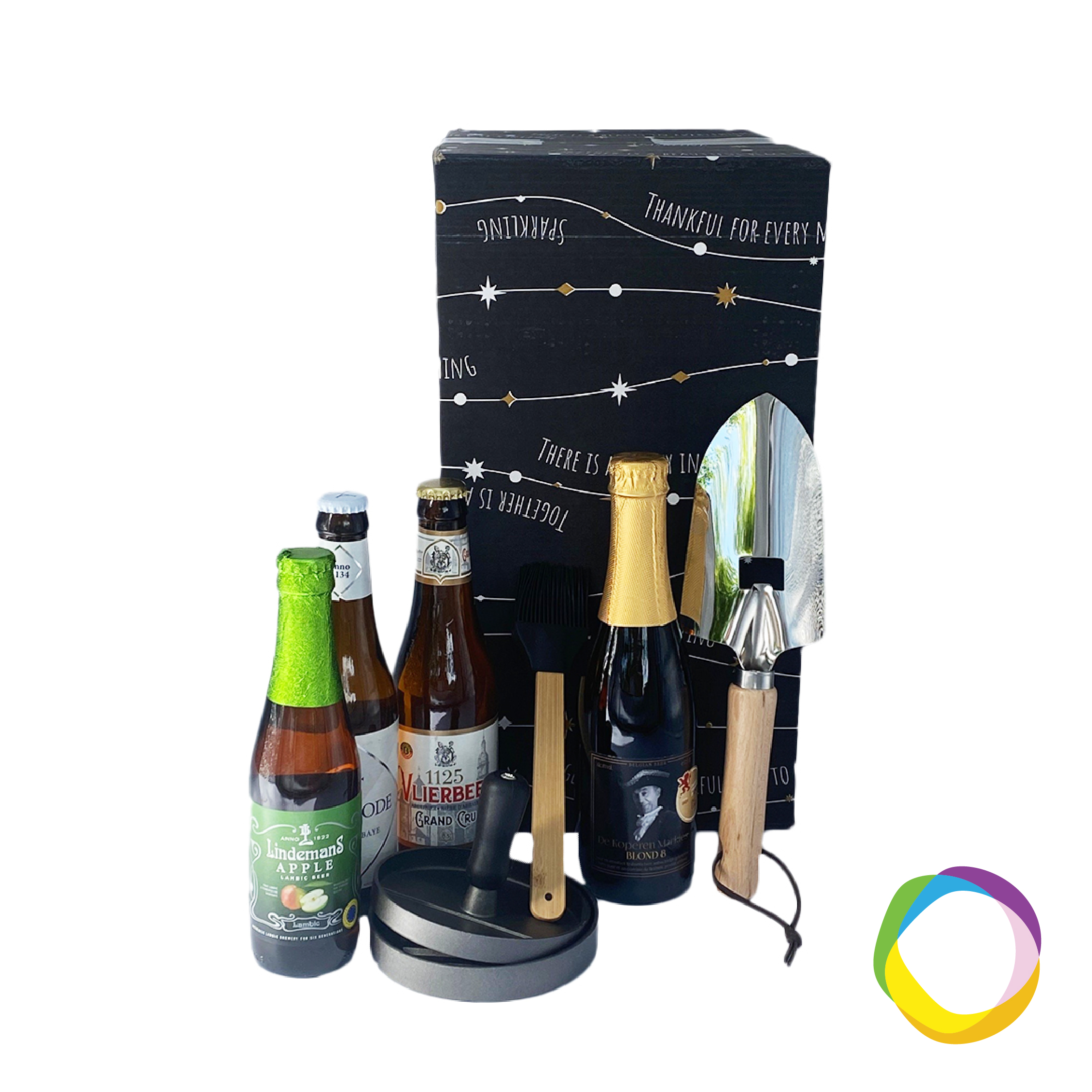 Gift Box Gardening time Gardening Gift Boxes are the perfect gift for the aspiring or expert gardener on your list. This gardening box contains a stainless steel garden shovel with wooden handle and integrated bottle opener. Vlierbeek Grand Cru, Averbode 33cl, Lindemans Apple beer & De Koperen Markies Blond. A Hamburger set with hamburger press and barbecue brush. The set to make the perfect burger! Who says you have to have a green thumb to enjoy toiling in the garden? Shovel & hamburger set can be customized. Every box is adaptable to your demand. Magnus Business Gifts is your partner for merchandising, gadgets or unique business gifts since 1967. Certified with Ecovadis gold!