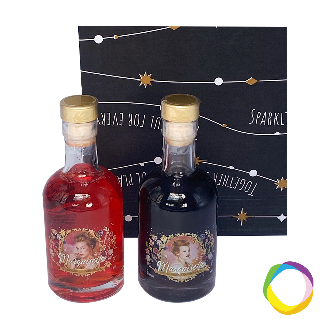 Apéro box Marquisette Delicious Apéro box, alcoholic or non-alcoholic, thoroughly Belgian. Marquisette Amaro premium non-alcoholic spritz based on orange peel, gentian root and herbs. Delicious on the rocks or in combination with a mild tonic or fruit juice! Her variant with alcohol is based on an ancient recipe: This liqueur was the favorite drink at the French court of Louis XVI, especially of Marie Antoinette, the last Queen of France (1755 -1793). Today our Marquisette can be drunk as an aperitif "on the rocks" or mixed with a soft tonic and is also a perfect digestif. The nut liqueur has an alcohol content of 18%. both bottles have a capacity of 20cl. Magnus Business Gifts is your partner for merchandising, gadgets or unique business gifts since 1967. Certified with Ecovadis gold!