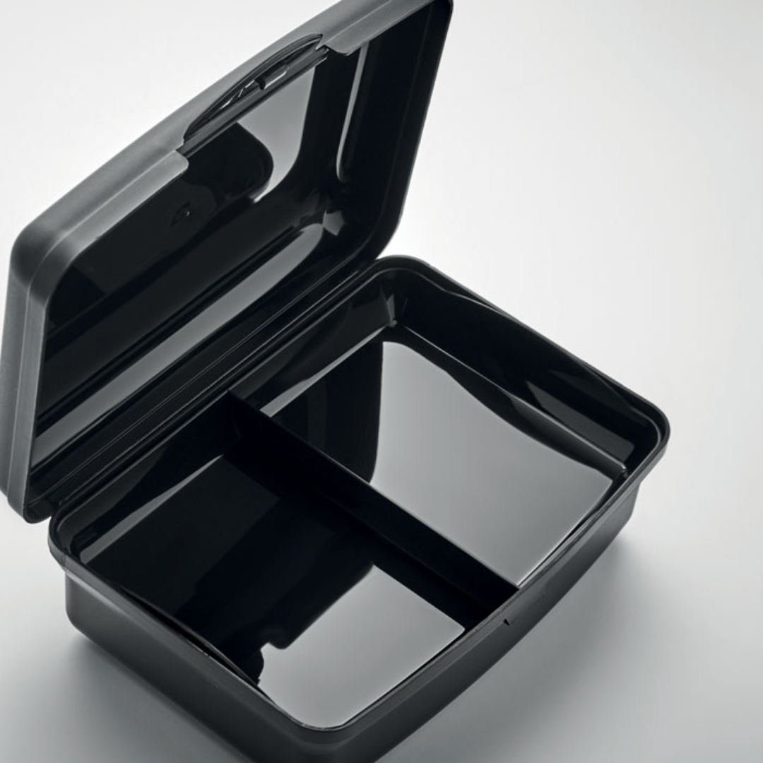 Lunchbox with logo CARMANY Lunch box in recycled PP with click closure. Capacity: 800 ml. Available color: Red, Dark Navy, White, Black Dimensions: 17X12X6CM Width: 12 cm Length: 17 cm Height: 6 cm Volume: 1.78 cdm3 Gross Weight: 0.12 kg Net Weight: 0.095 kg Magnus Business Gifts is your partner for merchandising, gadgets or unique business gifts since 1967. Certified with Ecovadis gold!