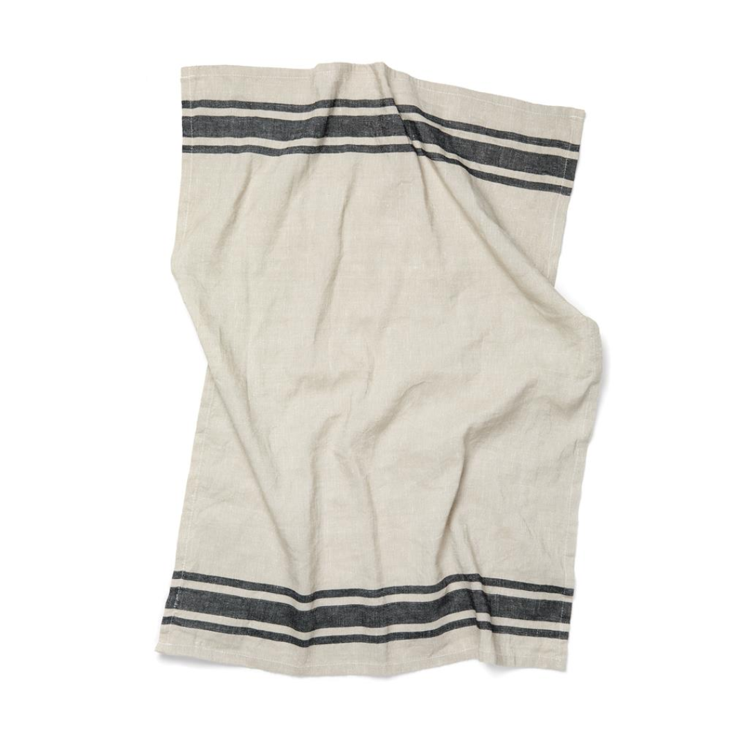 Kitchen gadget with logo Towel VINGA Lima Linen blend tea towel made of 50% linen and 50% cotton. Gorgeous classic design that will add a lovely detail to your kitchen decor. The linen blend fabric is stonewashed so the tea towel has a rustic look. Add a touch of practical style to your home! Available color: Black Magnus Business Gifts is your partner for merchandising, gadgets or unique business gifts since 1967. Certified with Ecovadis gold!
