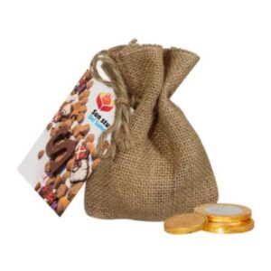 Chocolate with logo Bag with coins Who is sweet gets treat! This jute bag filled with chocolate coins is provided with a full colour card 50 gram chocolate coins - delivery time 2 weeks - 100 pieces in a box Dimensions: length 21 centimeter - width 9 centimeter -height 3 centimeter Magnus Business Gifts is your partner for merchandising, gadgets or unique business gifts since 1967. Certified with Ecovadis gold!