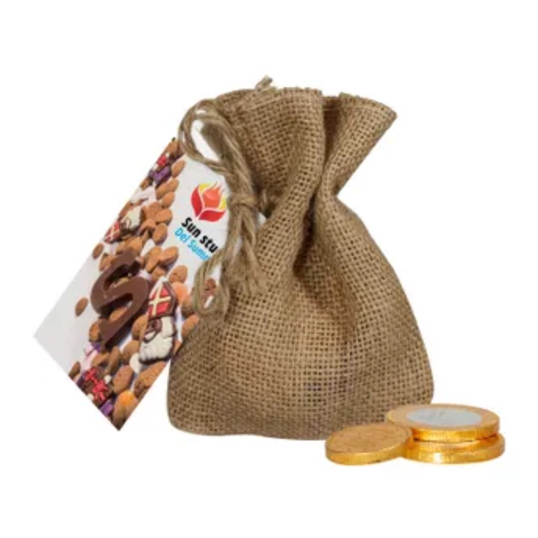 Chocolate with logo Bag with coins Who is sweet gets treat! This jute bag filled with chocolate coins is provided with a full colour card 50 gram chocolate coins - delivery time 2 weeks - 100 pieces in a box Dimensions: length 21 centimeter - width 9 centimeter -height 3 centimeter Magnus Business Gifts is your partner for merchandising, gadgets or unique business gifts since 1967. Certified with Ecovadis gold!