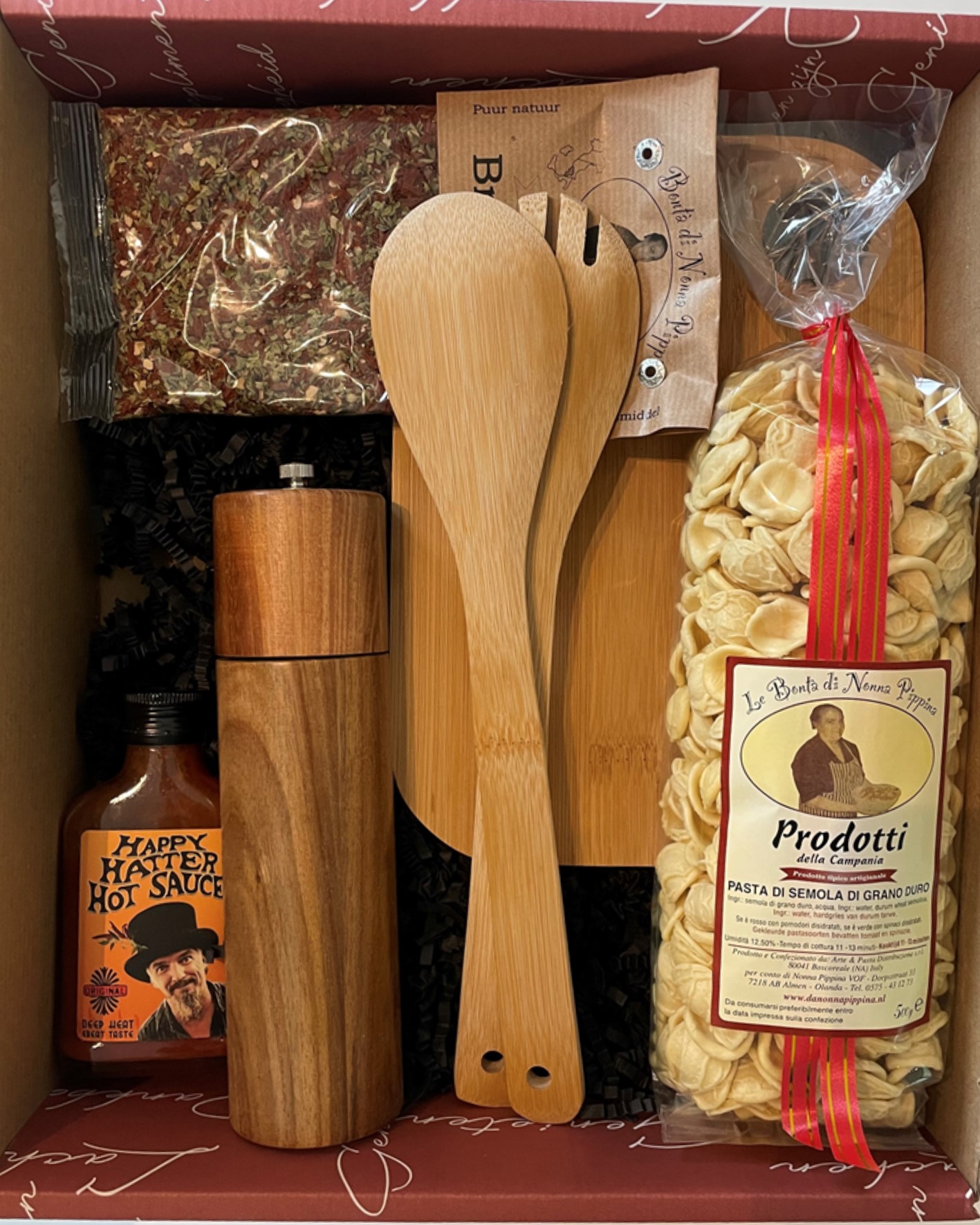 Mangia Bene Ridi Spesso Ama Molto Gift Box Pasta Hot sauce Italian spices Cutting board Pepper mill Fork & knife Wrapped in a beautiful gift box Price per package: 34.91€ Magnus Business Gifts is your partner for merchandising, gadgets or unique business gifts since 1967. Certified with Ecovadis gold!