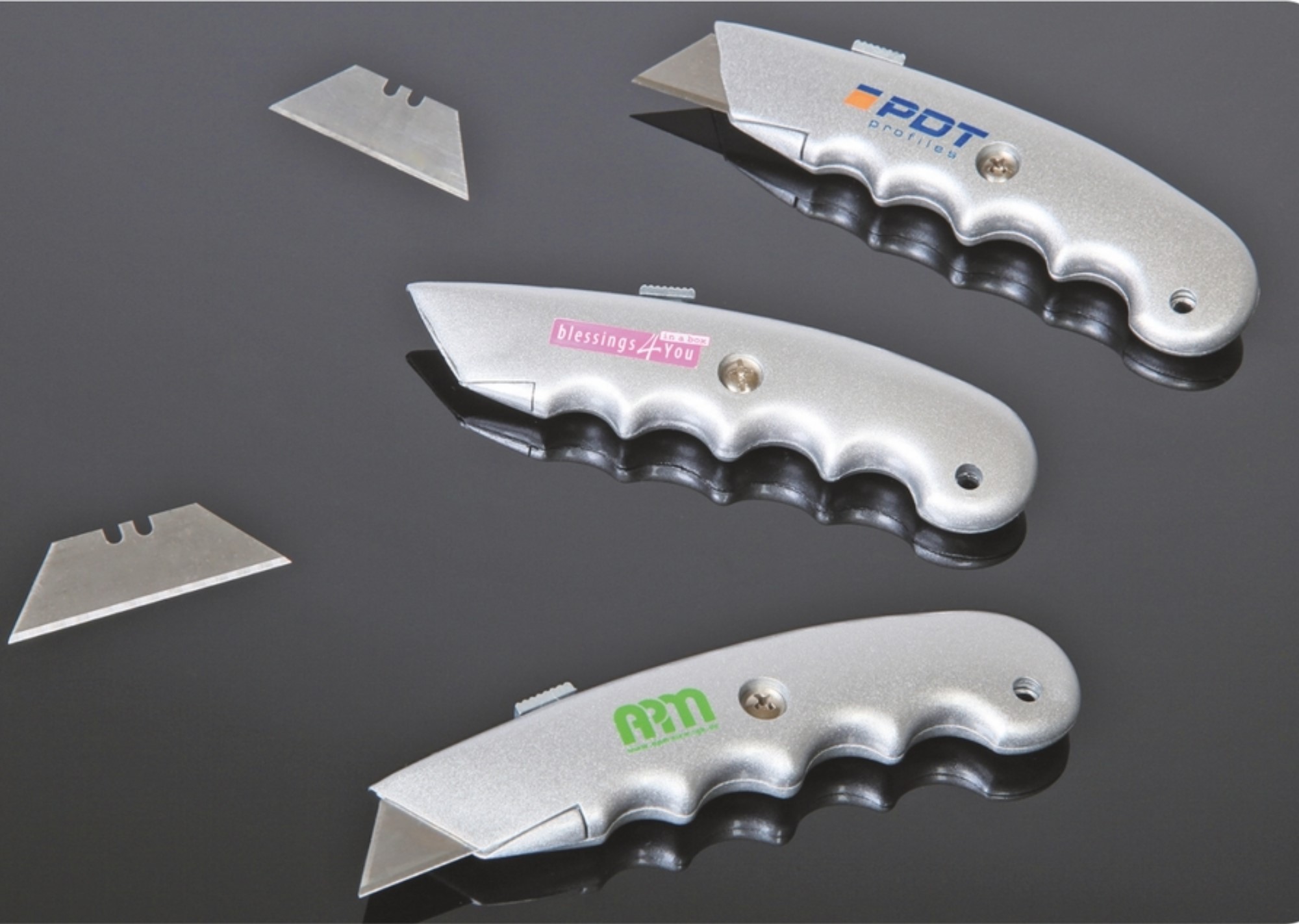 Quality Cutters with logo Cutters are important tools in the home, for craftsmen and in industry. Whether wall paper, carpets, cardboard boxes – all need to be cut quickly and safely. Cutters in robust metal casing so that the user can work with them for a long time and so that your company advertising can enjoy lasting impact. Many types - different colors - Multicolored logo print. Magnus Business Gifts is your partner for merchandising, gadgets or unique business gifts since 1967. Certified with Ecovadis gold!
