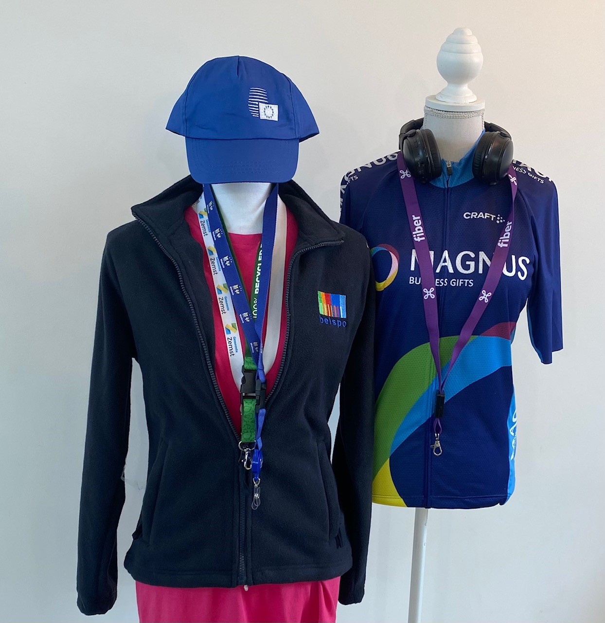 CUSTOM SPORTSWEAR IN THE COLORS OF THE TEAM Custom sportswear with logo increases brand recognition, creates a professional image, and promotes team spirit. It is an effective way to enhance your marketing strategy and gain a competitive edge in your organisation. Magnus Business Gifts can provide high-quality custom sportswear printed in your branding. Ask our team now what you can do with your budget to make you a great eye-catcher.